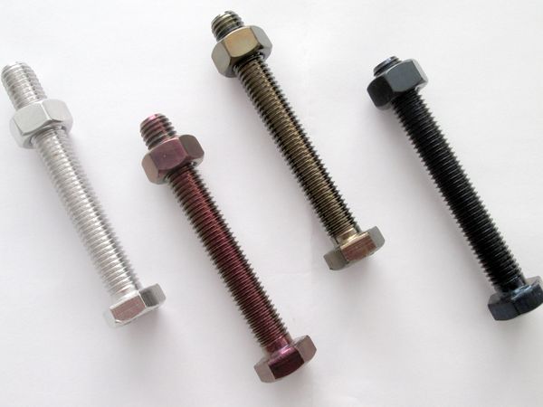 Screws, multi-coloured