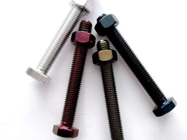 Screws, multi-coloured